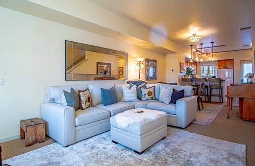 Hailey Condominio | 2BD Sweetwater Condo - Pool, Hot Tub, Gym, Theatre