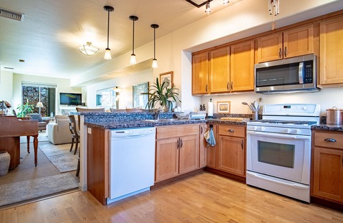 Hailey Condominio | 2BD Sweetwater Condo - Pool, Hot Tub, Gym, Theatre