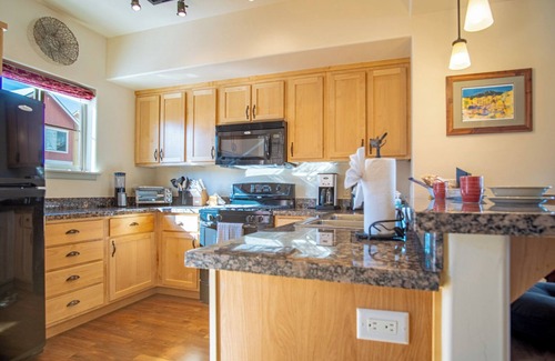 Hailey Condominio | 2BD Sweetwater Condo - Pool, Hot Tub, Gym, Theatre