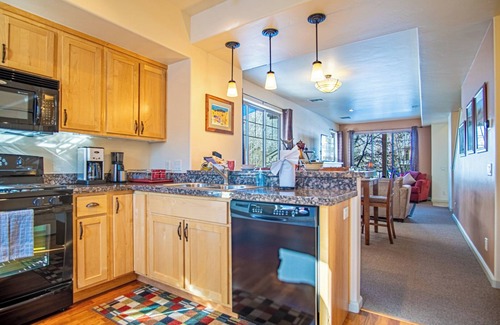 Hailey Condominio | 2BD Sweetwater Condo - Pool, Hot Tub, Gym, Theatre