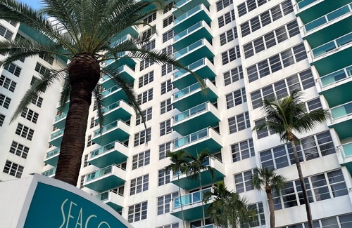 La Gorce Apartamento | 2bd2bth Partial Ocean view Ste w/ balcony, Pool, nearby dining, beach access