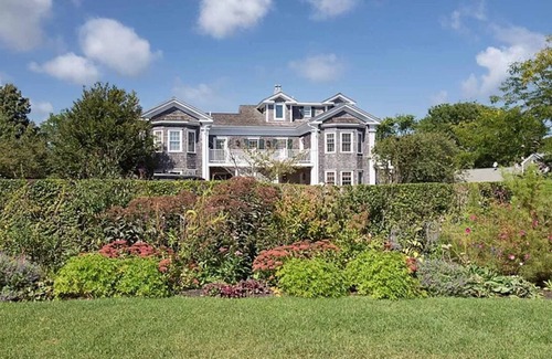 Edgartown Cabaña | 2bdrm Captains Cottage Steps to Beach and Downtown Edgartown with Pool!