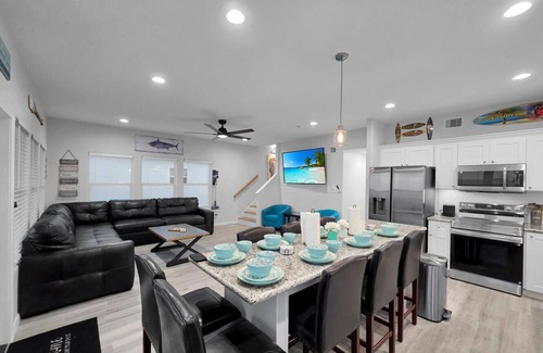Port Bolivar Casa | 2BeachfrontHouses! 2HeatedPools! Sleep56! Weddings! Pets! HotTubs! ExtraParking!