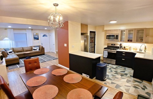 Gurnee Casa | 2bed /1bath TH - 7min Six Flags, 14min Navy Base
