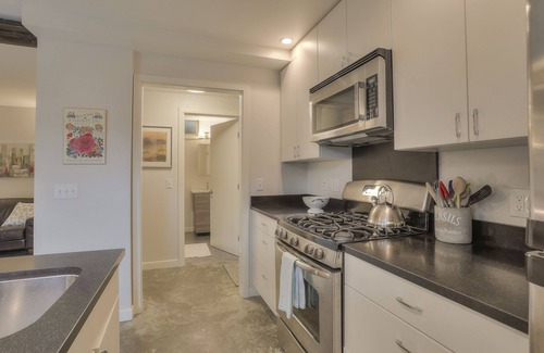 Ballard Casa | Tranquilo Ballard Courtyard Apartment ¡Camina hasta el viejo Ballard! Grandes cafeterías.