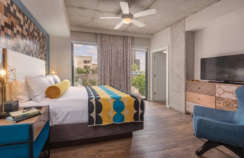 Civic District Complejo | 2Bed/2Bath Deluxe Unit in a Central Austin Resort with a Rooftop Pool!!