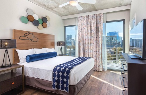 Civic District Complejo | 2Bed/2Bath Deluxe Unit in a Central Austin Resort with a Rooftop Pool!!
