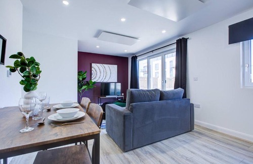 Ashford Apartamento | 2bed 2bath In - Next To Station For 6 Free Parking