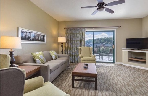 Sevierville Complejo | 2Bed/2Bath - Smoky Mountains Retreat! Gorgeous Views, Pools, + More!
