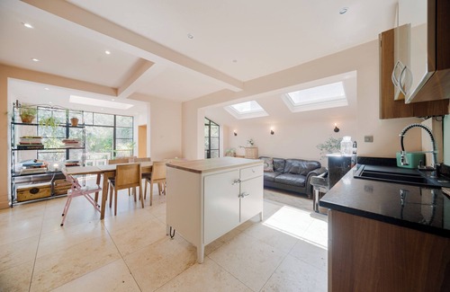 North Kensington Casa | 2BED 5 Min walk to Westfield White City Near Portobello with cute Garden