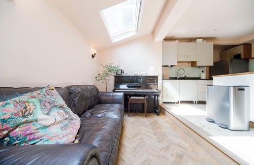 North Kensington Casa | 2BED 5 Min walk to Westfield White City Near Portobello with cute Garden