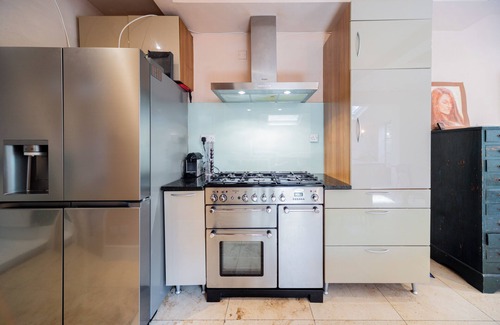 North Kensington Casa | 2BED 5 Min walk to Westfield White City Near Portobello with cute Garden