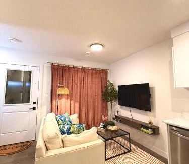 Northeast Edmonton Apartamento | 2bed Lagos House Backyard Suites Downtown