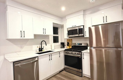 Northeast Edmonton Casa | 2bed Luxury suite | Downtown