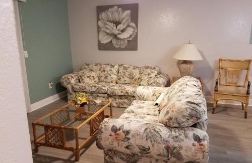 Gulf Gate Estates Apartamento | 2BR/1BA Sienna Park Apartment