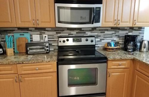 Gulf Gate Estates Apartamento | 2BR/1BA Vacation Rental - Sienna Park