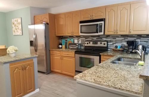 Gulf Gate Estates Apartamento | 2BR/1BA Vacation Rental - Sienna Park