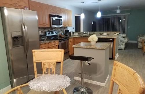 Gulf Gate Estates Apartamento | 2BR/1BA Vacation Rental - Sienna Park