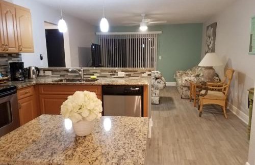 Gulf Gate Estates Apartamento | 2BR/1BA Vacation Rental - Sienna Park