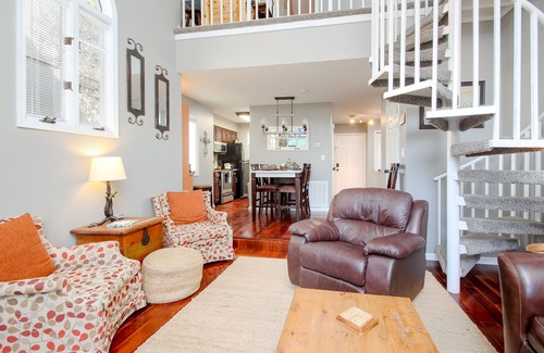 Pigeon Forge Chalet De Esquí | 2BR/2.5BA, clean hot tub, spa tub, 1 mi to Pkway,10min to GSMNP, arcade,fire pit
