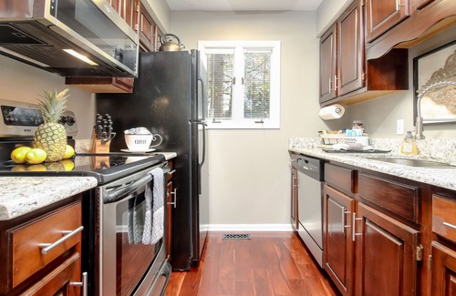 Pigeon Forge Chalet De Esquí | 2BR/2.5BA, clean hot tub, spa tub, 1 mi to Pkway,10min to GSMNP, arcade,fire pit