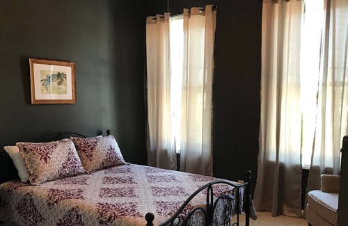 Belhaven Apartamento | 2BR, 2B DOWNTOWN 2nd Story Apartment Sleeps 6-Walk to Shopping, Dining, and Dock