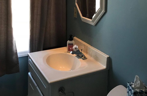 Belhaven Apartamento | 2BR, 2B DOWNTOWN 2nd Story Apartment Sleeps 6-Walk to Shopping, Dining, and Dock
