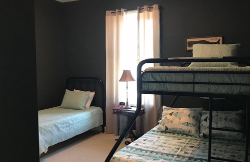 Belhaven Apartamento | 2BR, 2B DOWNTOWN 2nd Story Apartment Sleeps 6-Walk to Shopping, Dining, and Dock