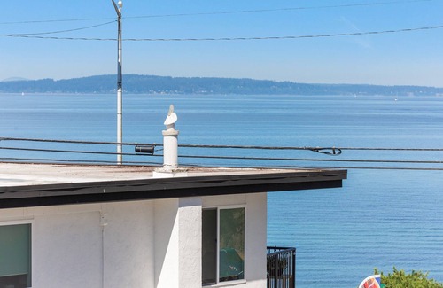 Alki Casa | 2BR 2BA Alki Beach Dream Location with Patio, Barbecue and Balcony