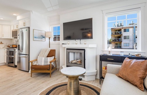 Alki Casa | 2BR 2BA Alki Beach Dream Location with Patio, Barbecue and Balcony