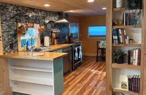 Emerald Isle Casa | 2BR/2BA, Clean, Comfy & Steps from Dining & Sound w/ Tesla charging station