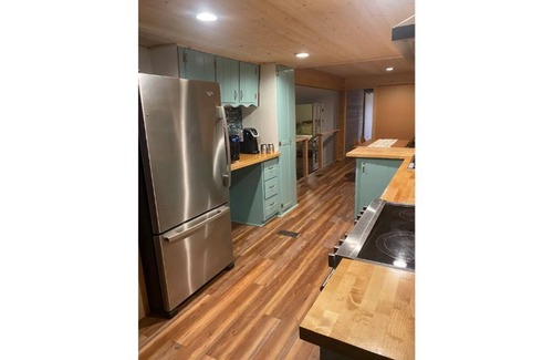 Emerald Isle Casa | 2BR/2BA, Clean, Comfy & Steps from Dining & Sound w/ Tesla charging station
