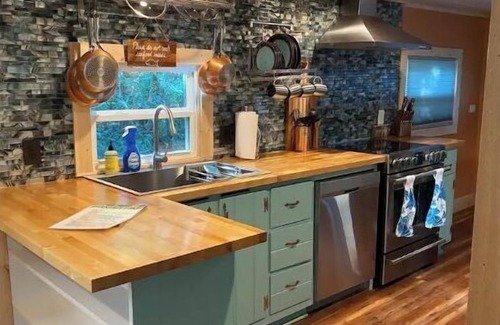 Emerald Isle Casa | 2BR/2BA, Clean, Comfy & Steps from Dining & Sound w/ Tesla charging station