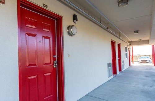 Bluff City Condominio | 2BR / 2BA Condo in Bristol, TN / Walk to BMS / 15 min. to Casino!