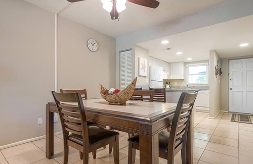 Pass-a-Grille Condominio | 2BR / 2BA Condo en Historic Pass A Grille Alquiler mensual