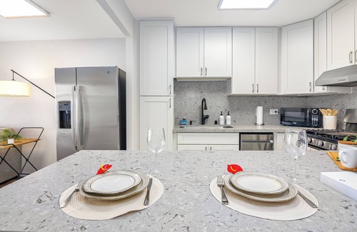 Waikiki Apartamento | 2BR/2BA Condos in Kuhio at Waikiki with Parking!