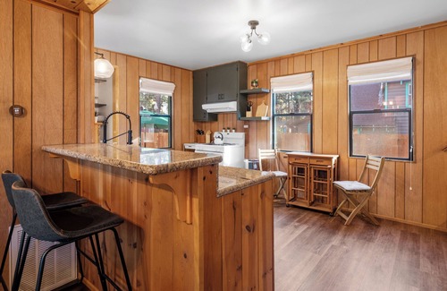 Peter Pan Cabina | 2BR/2BA Cozy Cabin in Big Bear w/Private Fence, Arcade, Spa, Near Forest & Lake
