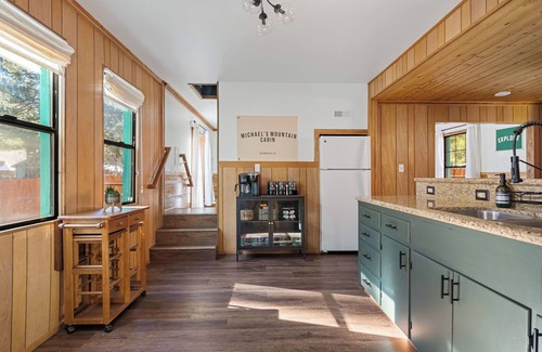 Peter Pan Cabina | 2BR/2BA Cozy Cabin in Big Bear w/Private Fence, Arcade, Spa, Near Forest & Lake