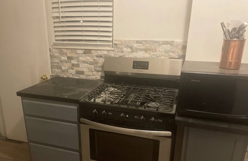 Roselawn Finance Casa | 2BR, 2BA, Furnished, Madisonville area! BR on level 1&2, Close to shopping/eats!
