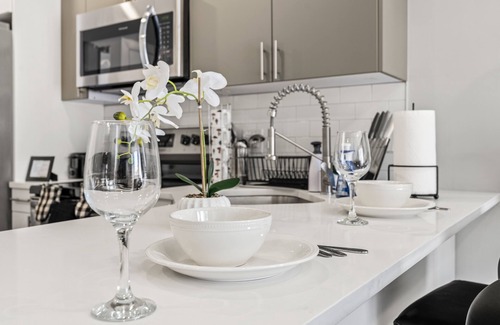 North Philadelphia East Apartamento | 2BR-2BA Luxy Dendrobium-Oasis! Private Patio-Pet Friendly-Family Friendly