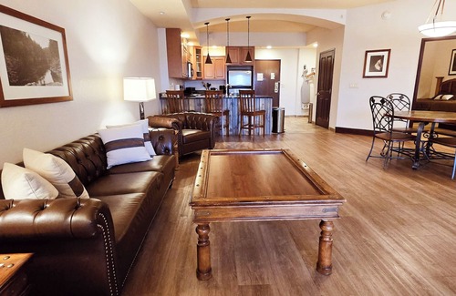 Wisconsin Dells Complejo | 2br 2ba Penthouse at Chula Vista, large in-unit hot tub! Close to Downtown!