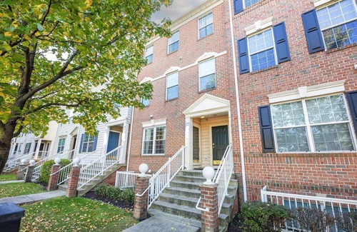 Wheaton Condominio | 2BR & 2BA Townhome style condo near Metro station