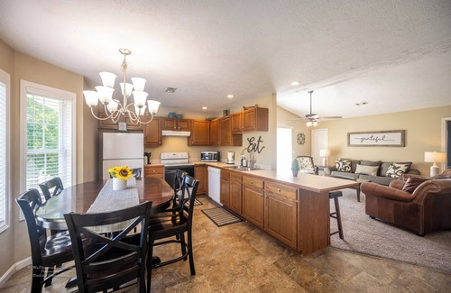 Santa Claus Casa | 2BR/2Bth, walking to Holiday World. Outdoor grilling area. Family Friendly!!
