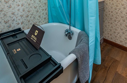 Helmsburg Cabina | 2BR, 3.5 BA Log Cabin