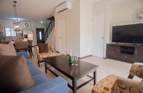 Gold Coast Casa | 2BR 3BA ~ GYM ~ Pools ~ 24/7 Security ~ Restaurant