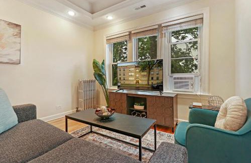 Old Irving Park Apartamento | 2BR Alluring Apartment with Laundry - Cullom D3