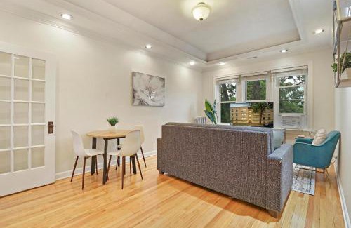 Old Irving Park Apartamento | 2BR Alluring Apartment with Laundry - Cullom D3