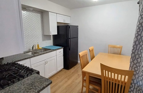 Victory Hills Apartamento | 2br apt with AC close to UNM/airport/hospitals/I-25/AFB/Stadiums