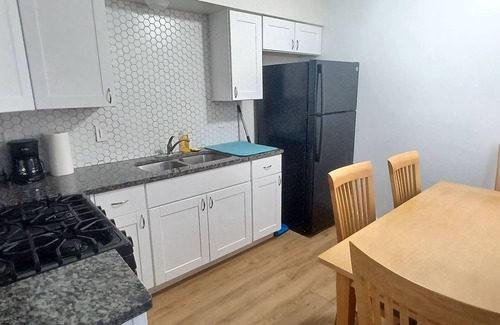 Victory Hills Apartamento | 2br apt with AC close to UNM/airport/hospitals/I-25/AFB/Stadiums