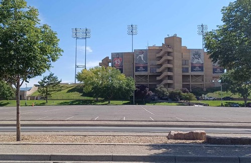 Victory Hills Apartamento | 2br apt with AC close to UNM/airport/hospitals/I-25/AFB/Stadiums